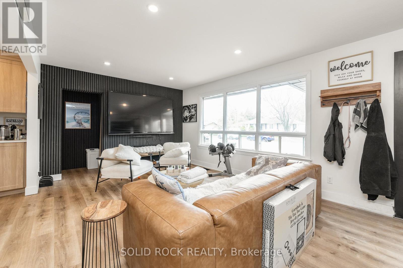 20 Norway Spruce Street, Ottawa, ON - Indoor Photo Showing Living Room