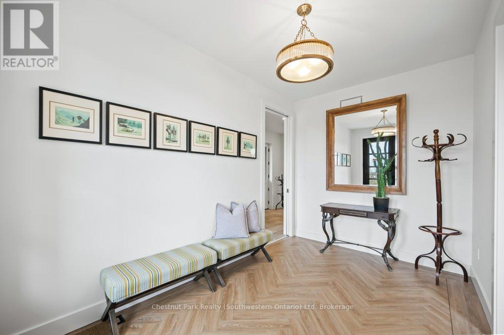 Spacious foyer - 27 Vardon Drive, Guelph (Dovercliffe Park/Old University), ON - Indoor Photo Showing Other Room