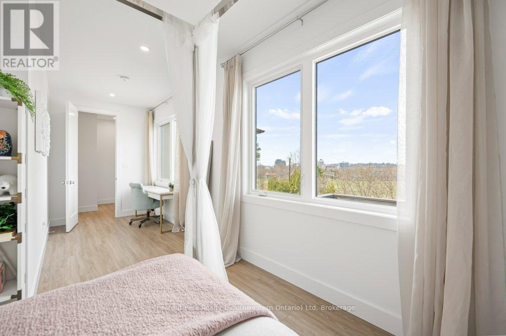 27 Vardon Drive, Guelph (Dovercliffe Park/Old University), ON - Indoor