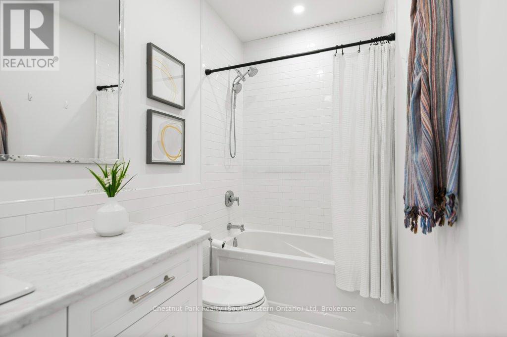 27 Vardon Drive, Guelph (Dovercliffe Park/Old University), ON - Indoor Photo Showing Bathroom