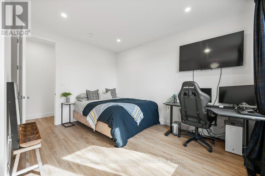 Bed #4 - 27 Vardon Drive, Guelph (Dovercliffe Park/Old University), ON - Indoor Photo Showing Bedroom