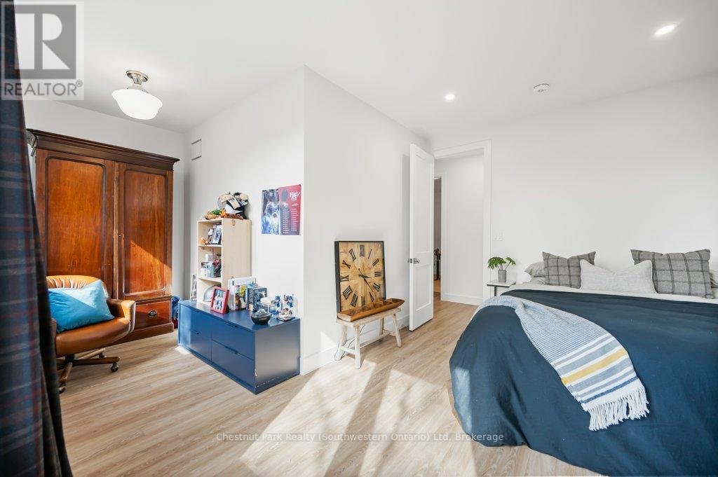 27 Vardon Drive, Guelph (Dovercliffe Park/Old University), ON - Indoor Photo Showing Bedroom