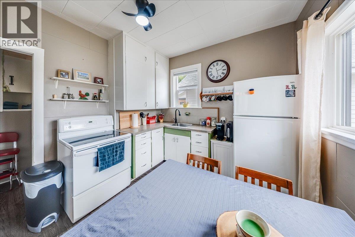 490 Austad Lane, Trail, BC - Indoor Photo Showing Kitchen