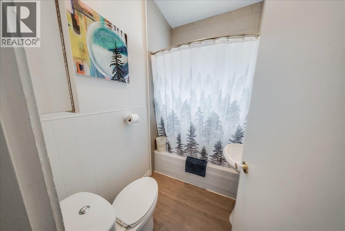 490 Austad Lane, Trail, BC - Indoor Photo Showing Bathroom
