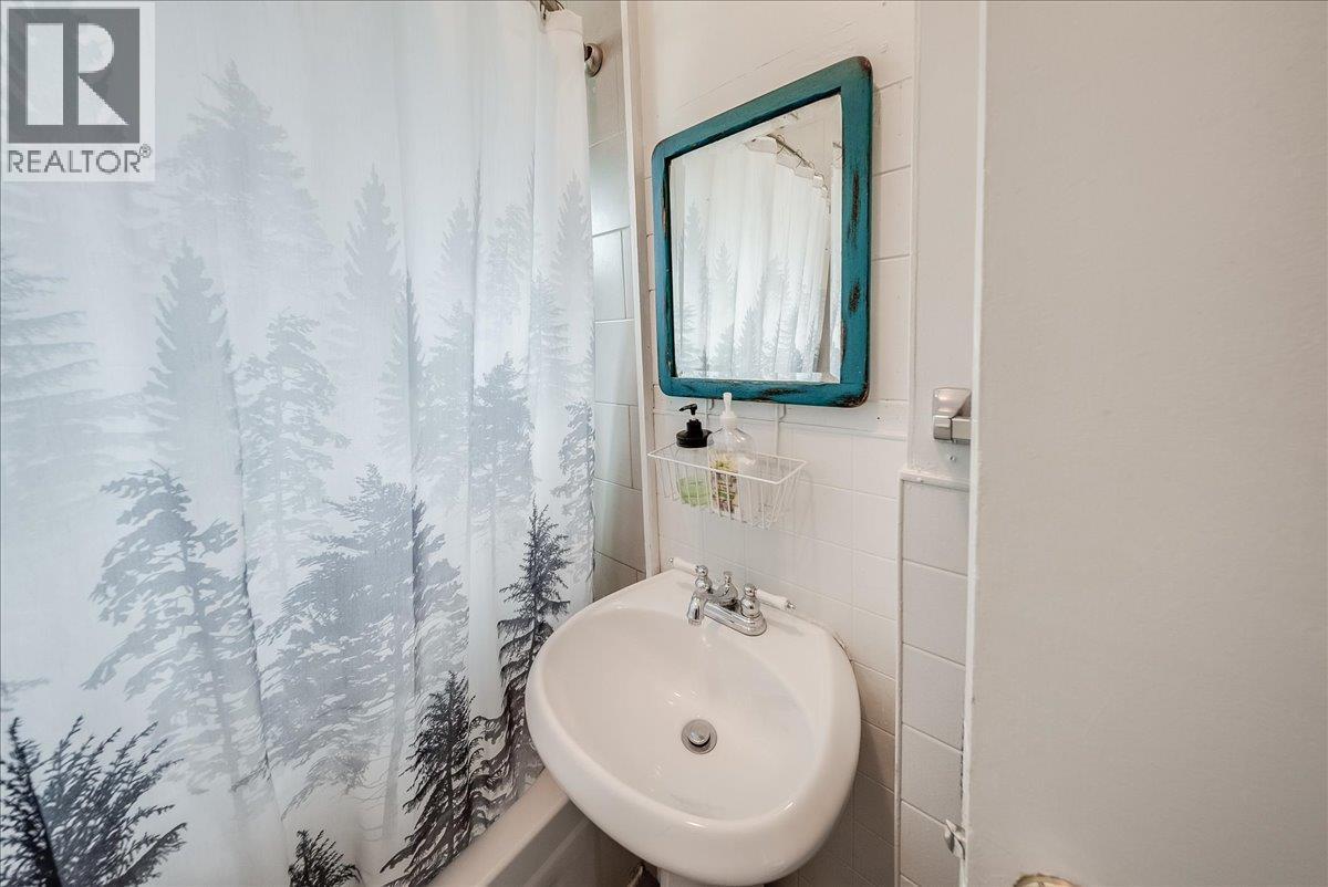 490 Austad Lane, Trail, BC - Indoor Photo Showing Bathroom