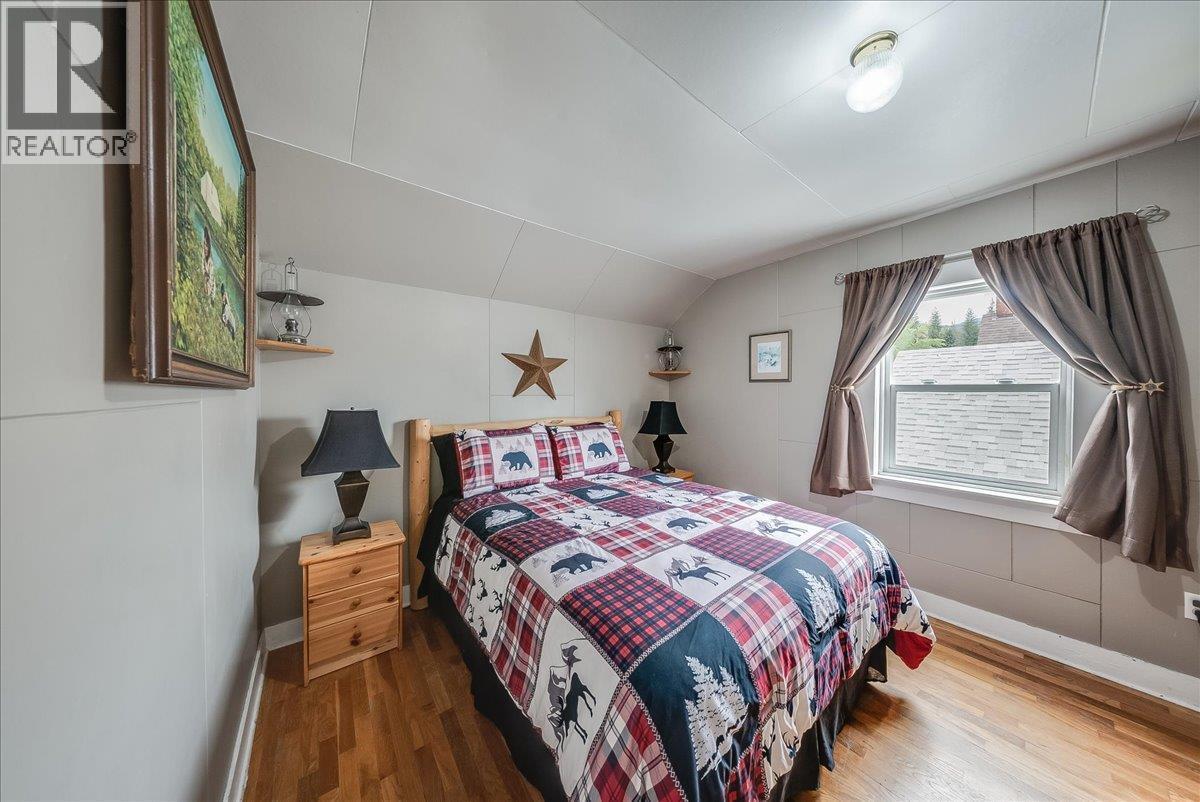 490 Austad Lane, Trail, BC - Indoor Photo Showing Bedroom