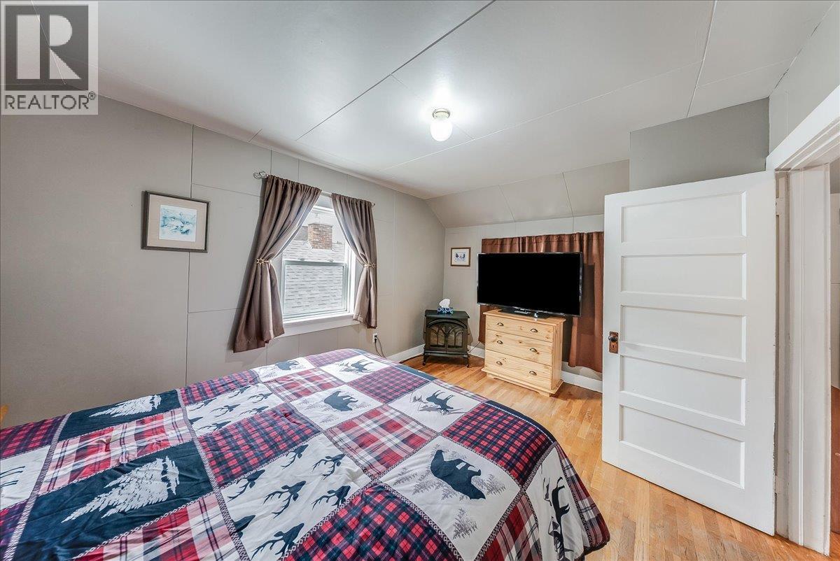 490 Austad Lane, Trail, BC - Indoor Photo Showing Bedroom