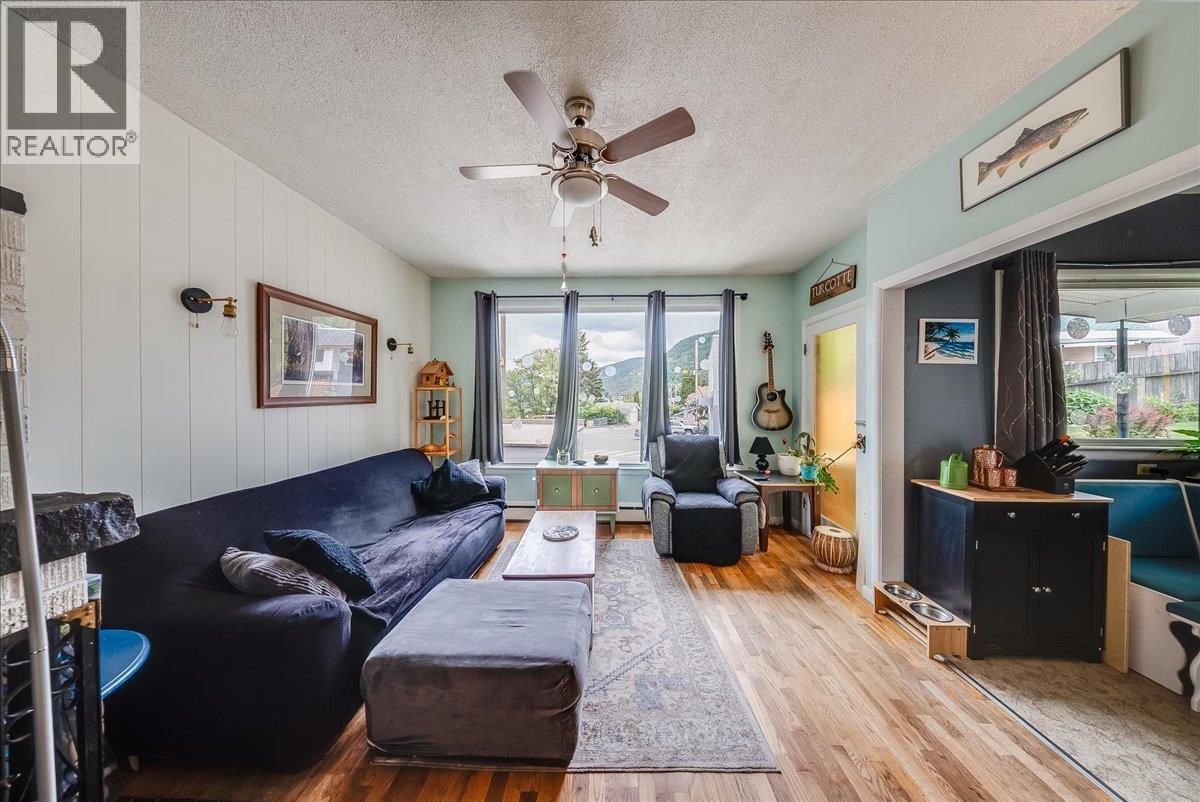 490 Austad Lane, Trail, BC - Indoor Photo Showing Living Room
