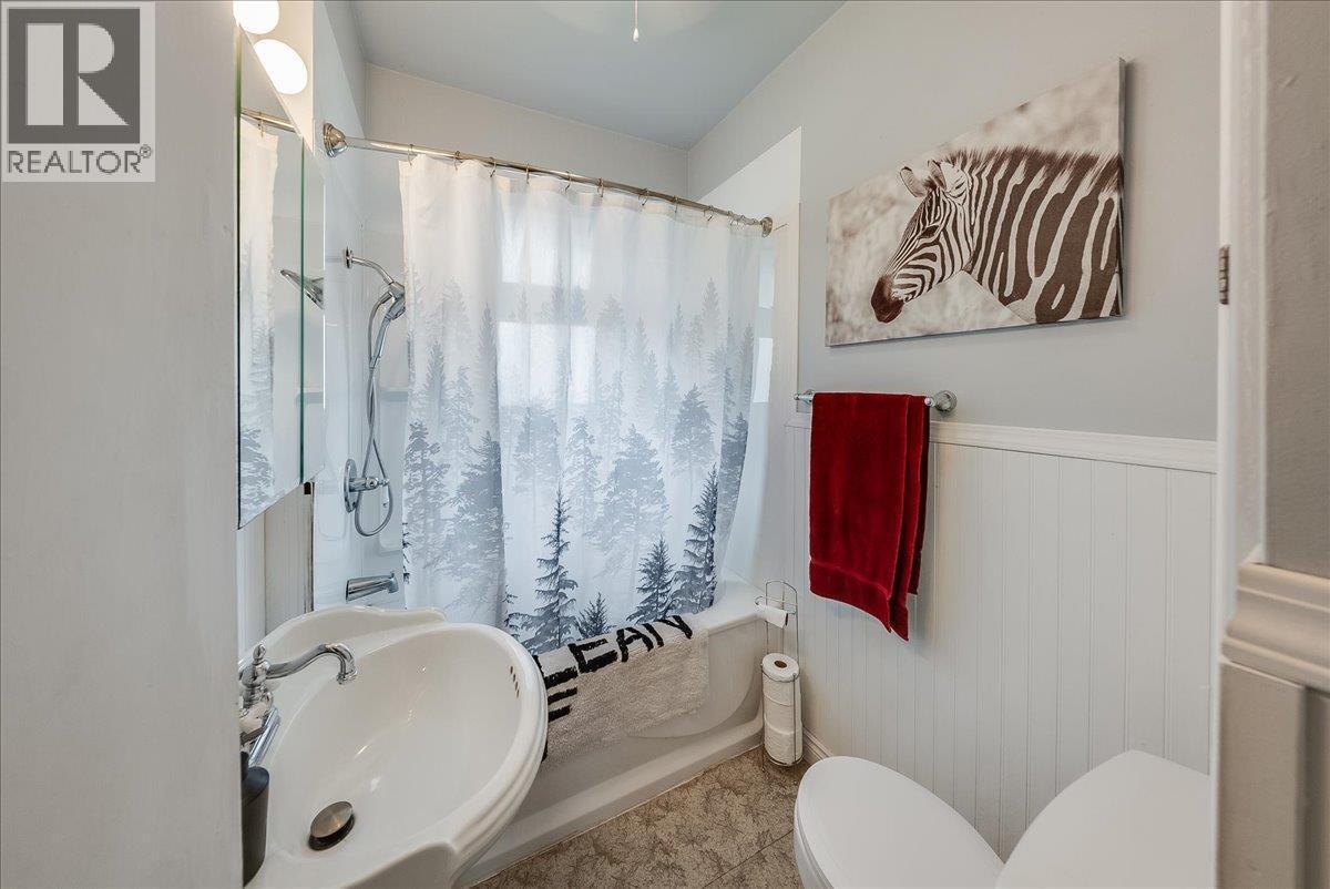490 Austad Lane, Trail, BC - Indoor Photo Showing Bathroom
