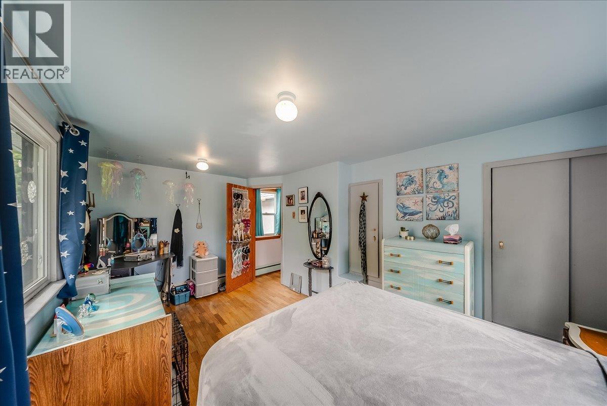 490 Austad Lane, Trail, BC - Indoor Photo Showing Bedroom