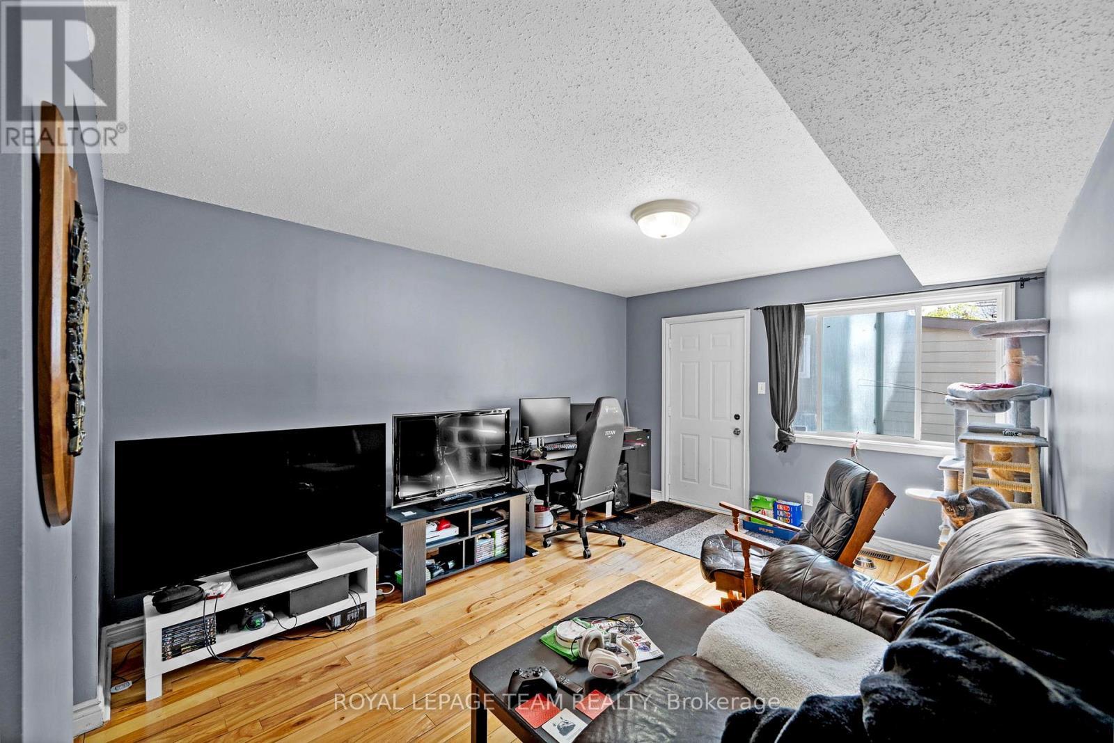 58 Beverley Avenue, Ottawa, ON - Indoor Photo Showing Living Room