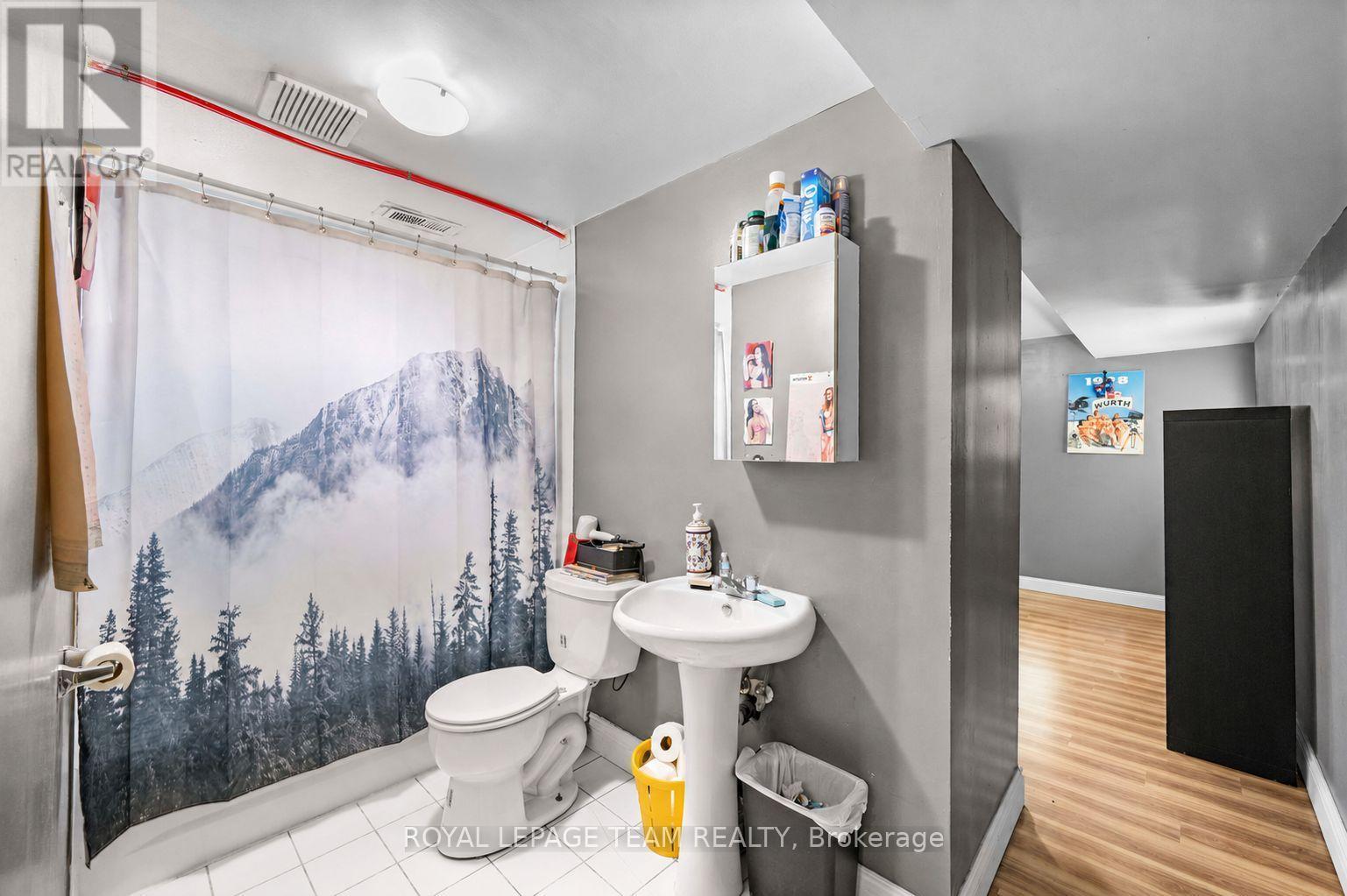 Photo virtually edited to remove tenant belongings - 58 Beverley Avenue, Ottawa, ON - Indoor Photo Showing Bathroom