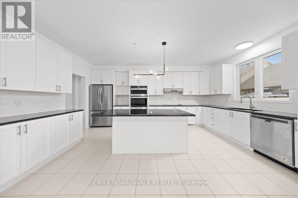 333 Haliburton Heights, Ottawa, ON - Indoor Photo Showing Kitchen With Upgraded Kitchen