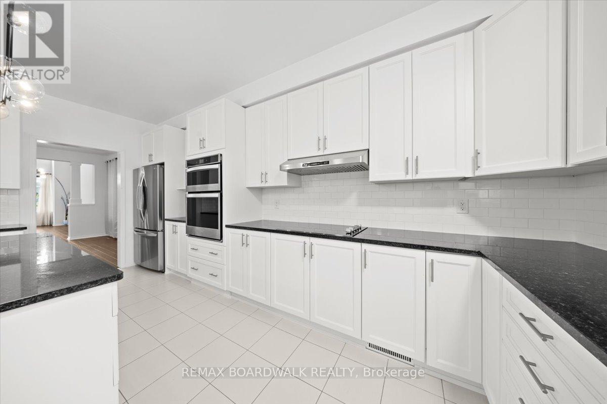 333 Haliburton Heights, Ottawa, ON - Indoor Photo Showing Kitchen With Upgraded Kitchen