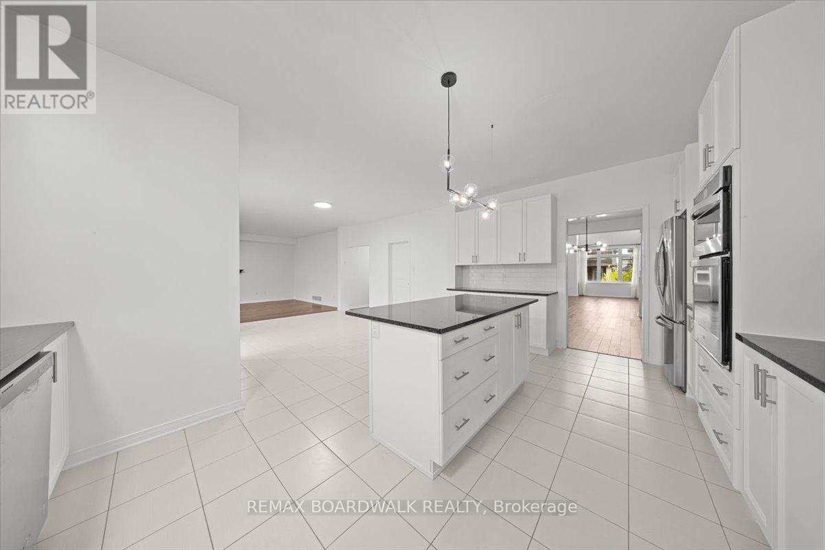 333 Haliburton Heights, Ottawa, ON - Indoor Photo Showing Kitchen With Upgraded Kitchen