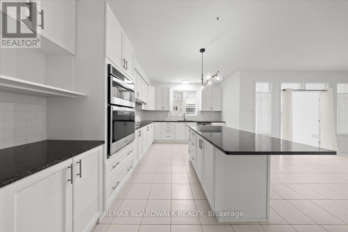 333 Haliburton Heights, Ottawa, ON - Indoor Photo Showing Kitchen With Upgraded Kitchen