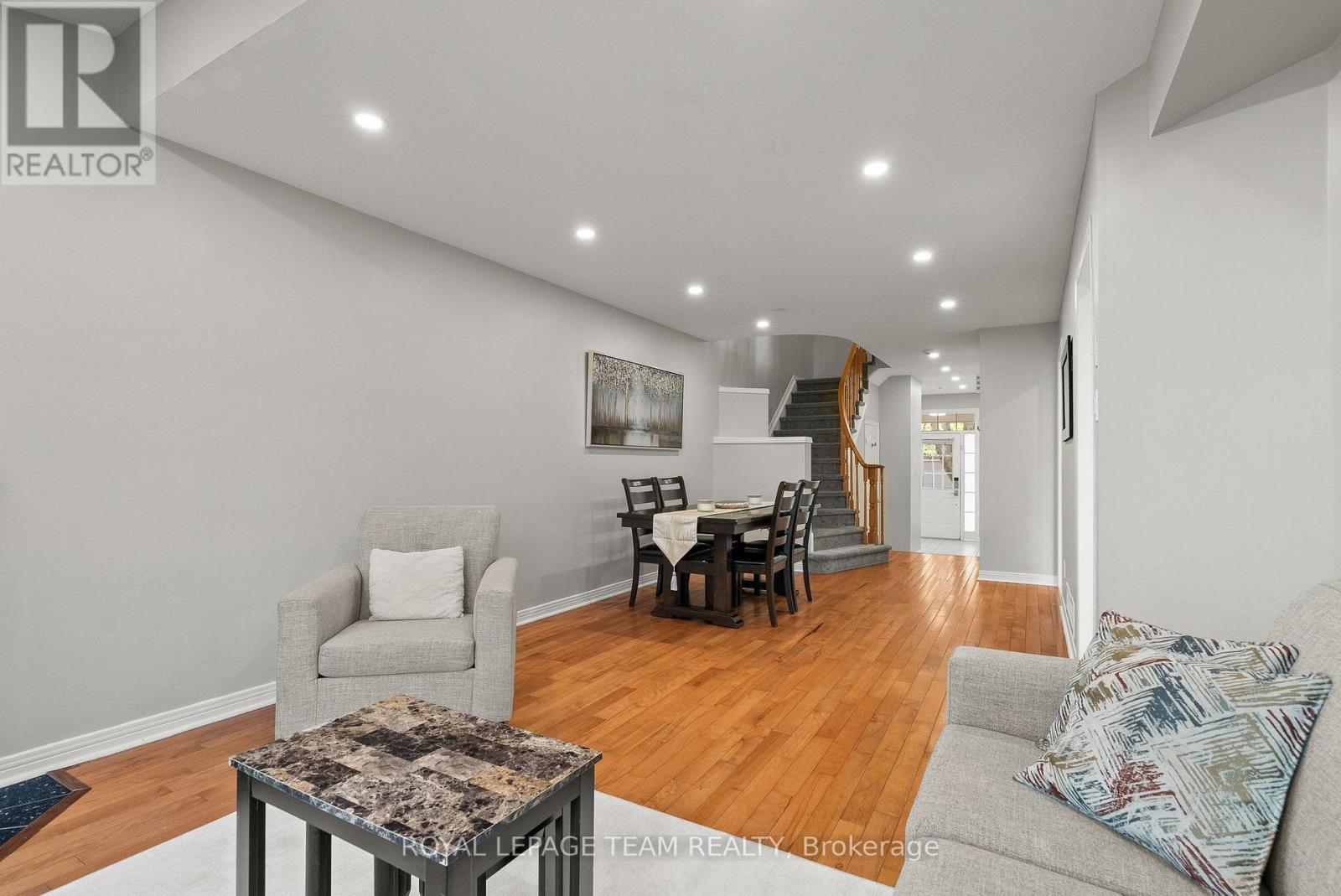 40 Milner Downs Crescent, Ottawa, ON - Indoor Photo Showing Living Room