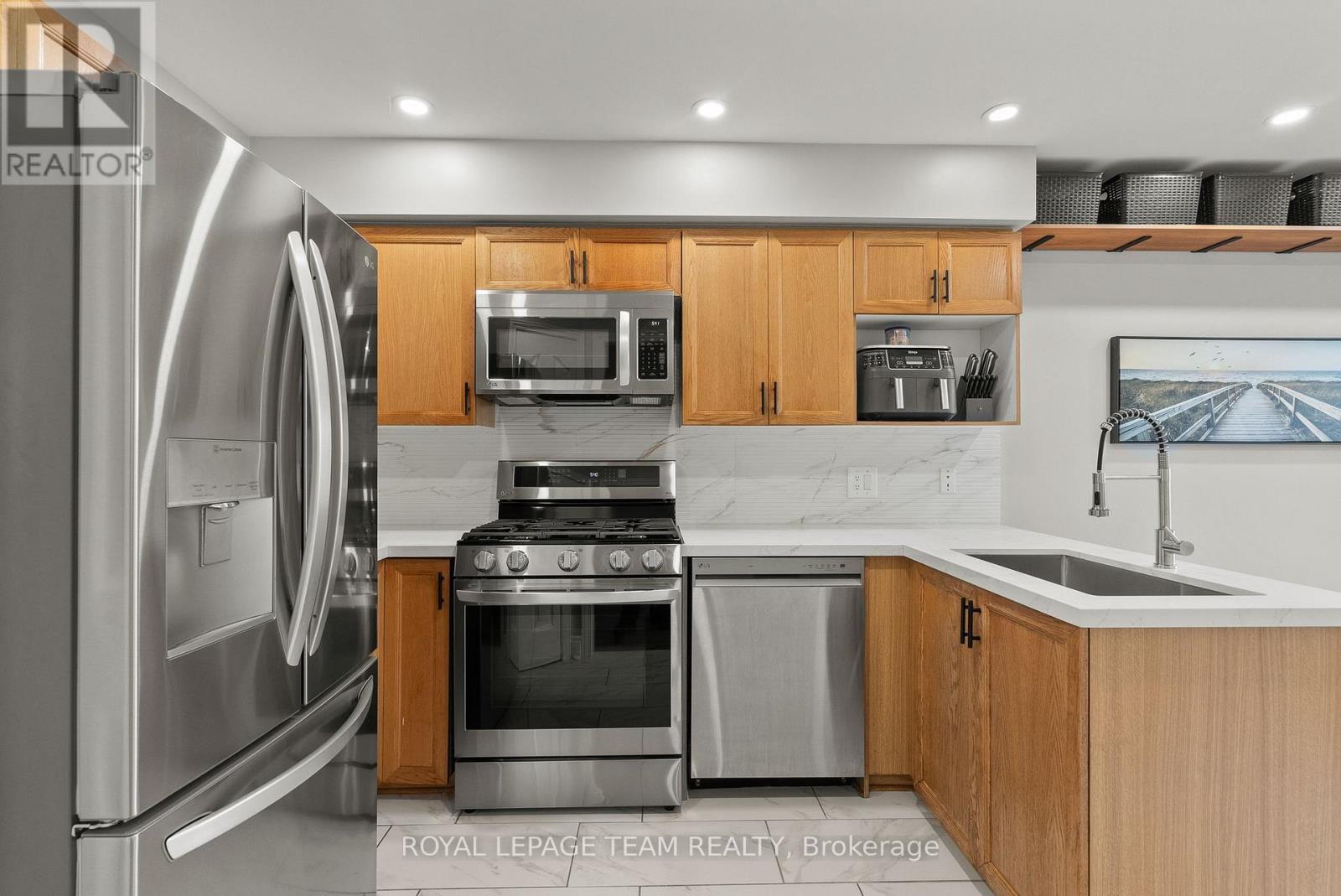 40 Milner Downs Crescent, Ottawa, ON - Indoor Photo Showing Kitchen