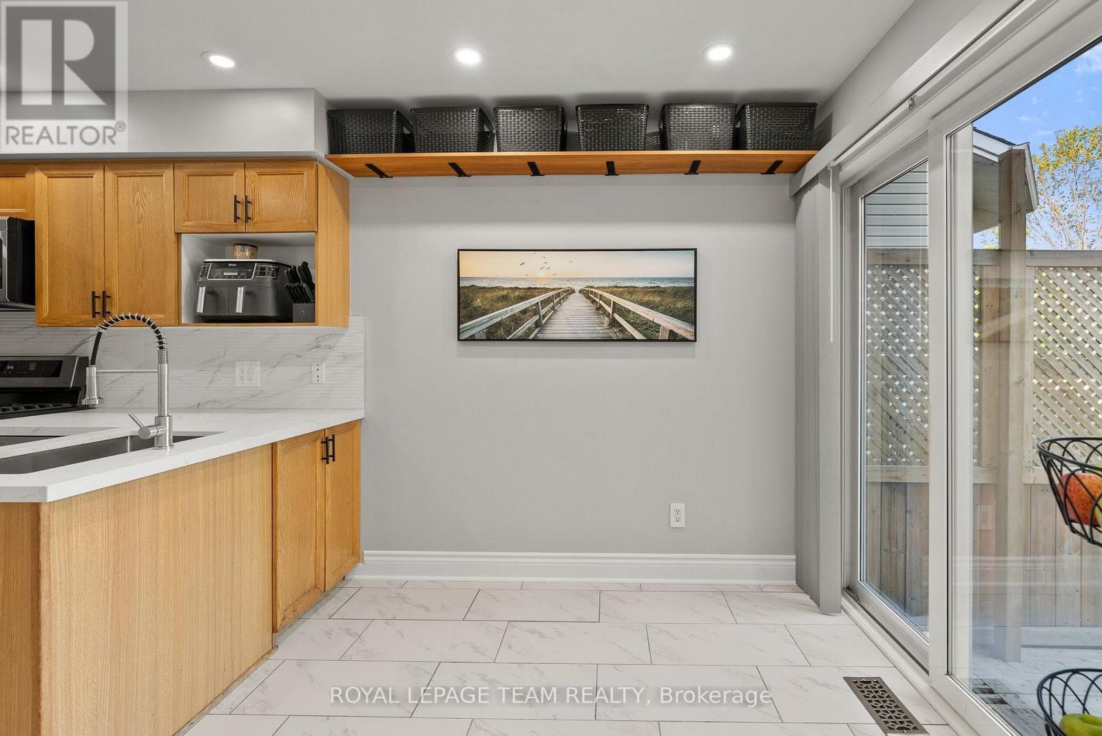 40 Milner Downs Crescent, Ottawa, ON - Indoor Photo Showing Kitchen