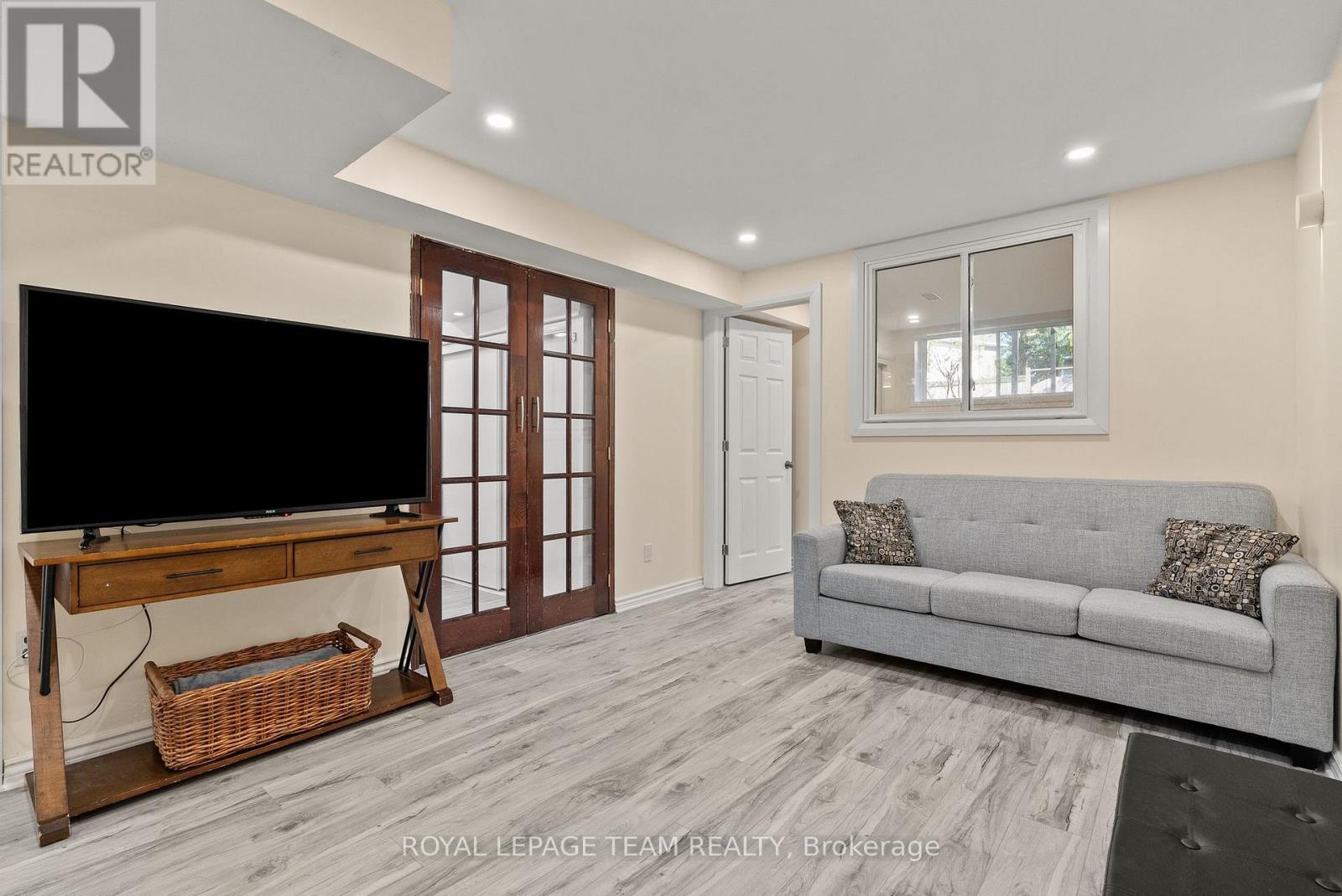 40 Milner Downs Crescent, Ottawa, ON - Indoor Photo Showing Living Room