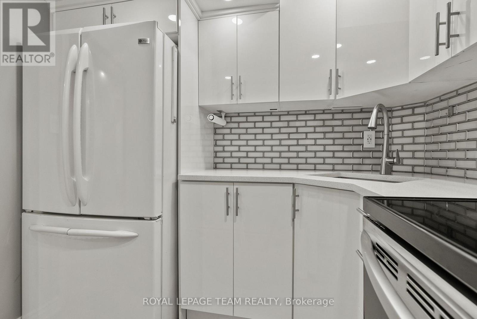 40 Milner Downs Crescent, Ottawa, ON - Indoor Photo Showing Kitchen