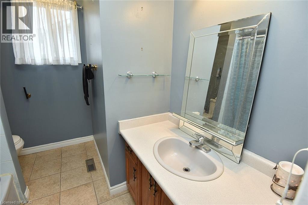 126 Bastille Street, Hamilton, ON - Indoor Photo Showing Bathroom