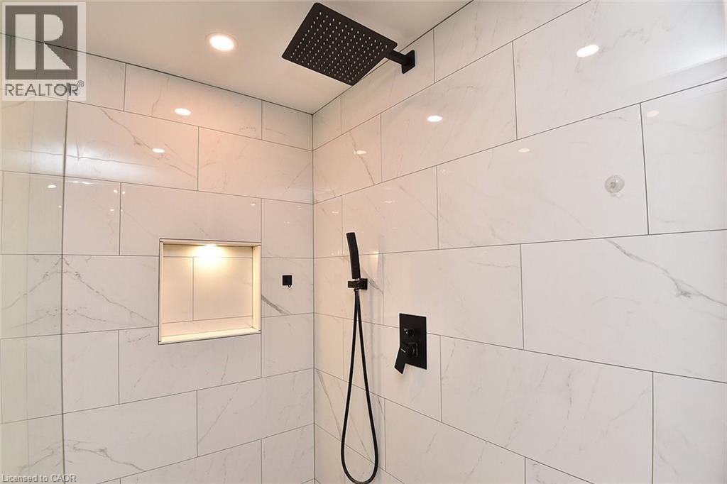 126 Bastille Street, Hamilton, ON - Indoor Photo Showing Bathroom