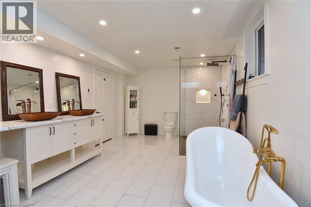 126 Bastille Street, Hamilton, ON - Indoor Photo Showing Bathroom