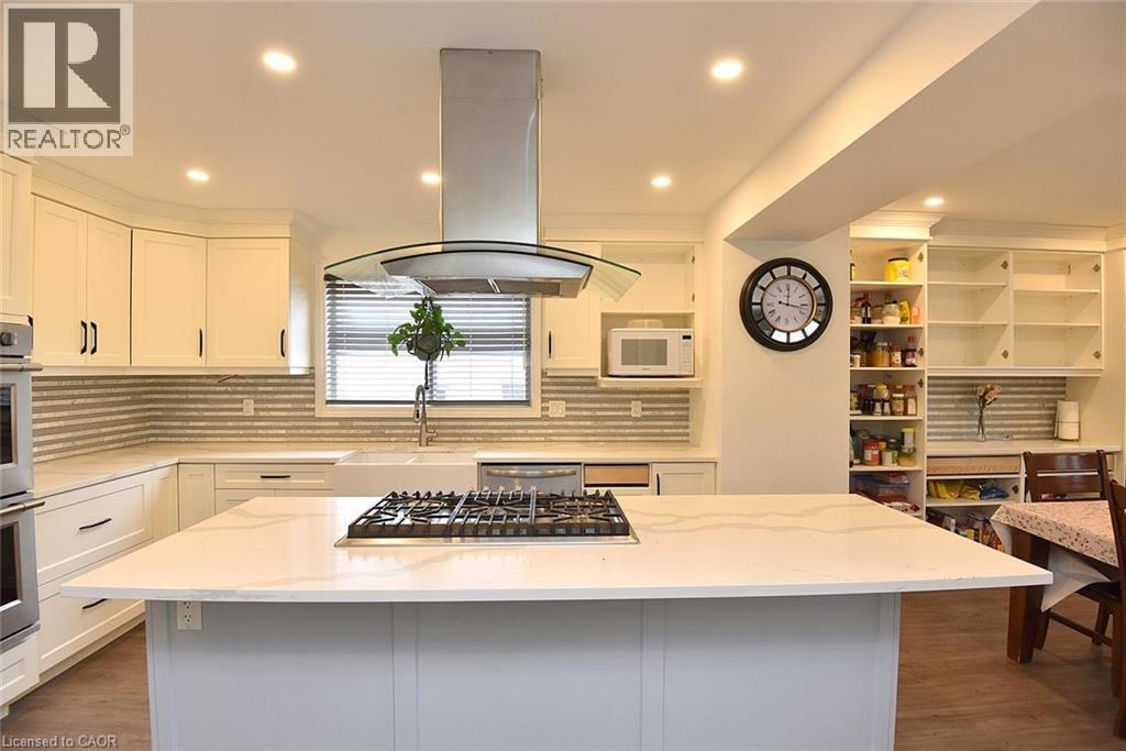 126 Bastille Street, Hamilton, ON - Indoor Photo Showing Kitchen With Upgraded Kitchen