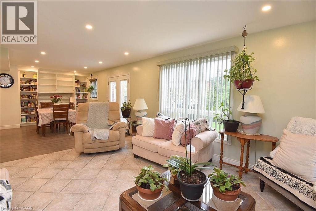 126 Bastille Street, Hamilton, ON - Indoor Photo Showing Living Room