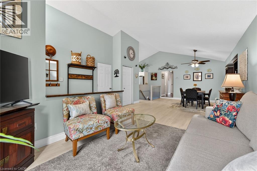 23 Juliebeth Drive, Hamilton, ON - Indoor Photo Showing Living Room