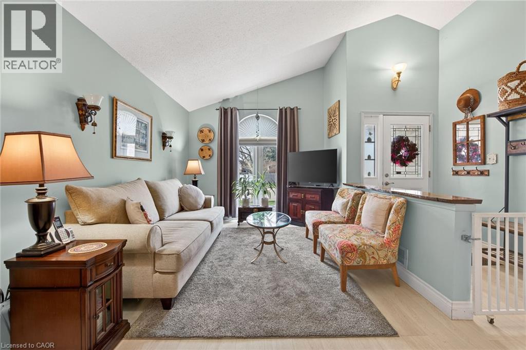 23 Juliebeth Drive, Hamilton, ON - Indoor Photo Showing Living Room