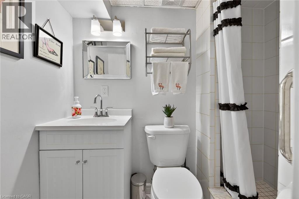 23 Juliebeth Drive, Hamilton, ON - Indoor Photo Showing Bathroom