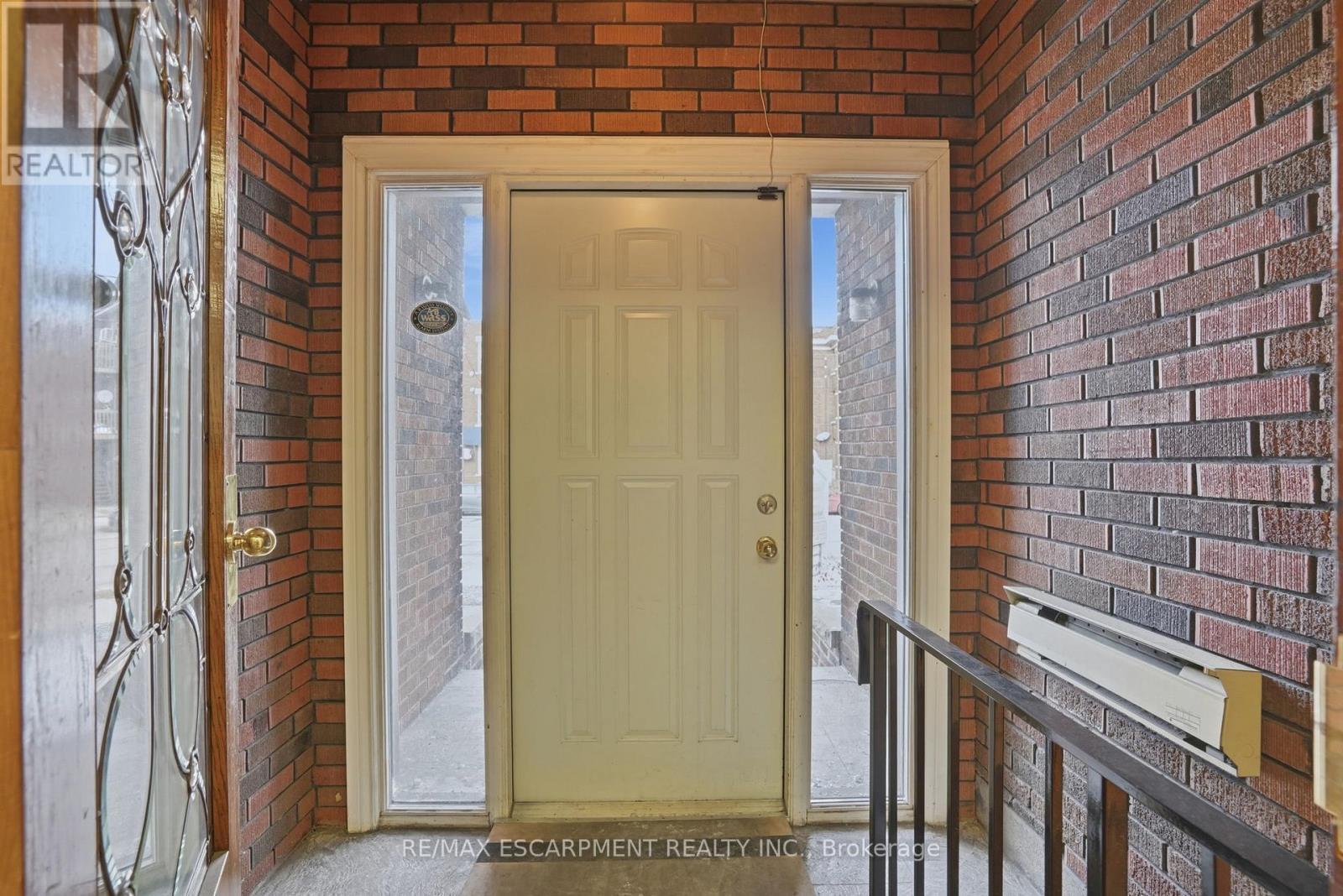 826 Main Street E, Hamilton, ON
