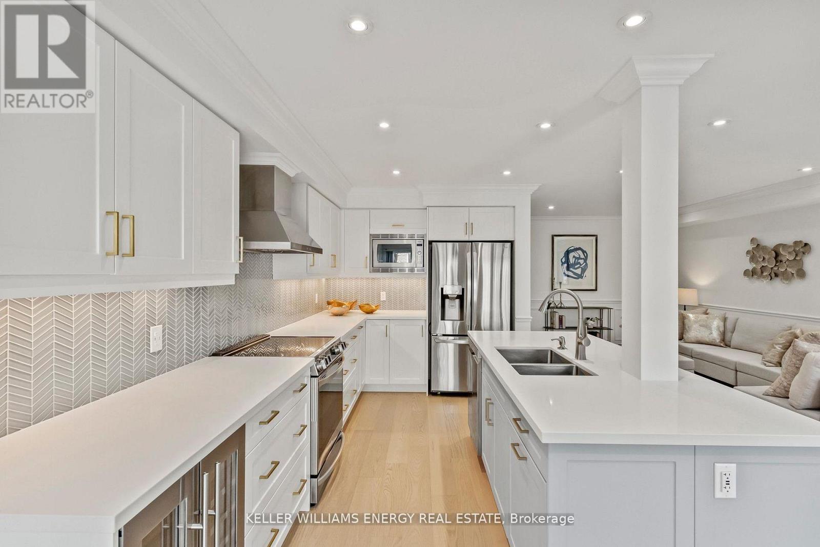 33 Tabaret Crescent, Oshawa (Windfields), ON - Indoor Photo Showing Kitchen With Double Sink With Upgraded Kitchen