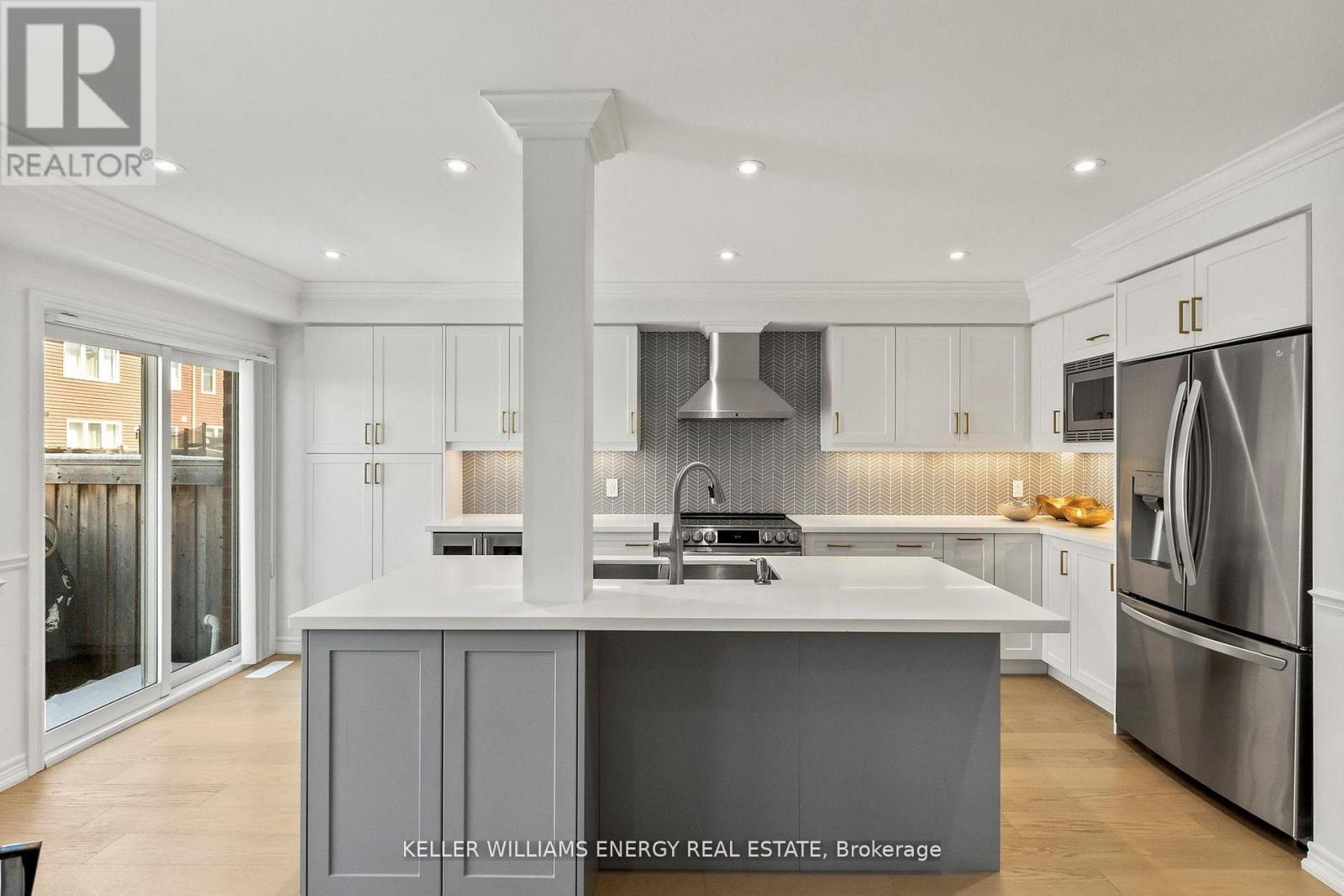 33 Tabaret Crescent, Oshawa (Windfields), ON - Indoor Photo Showing Kitchen With Upgraded Kitchen