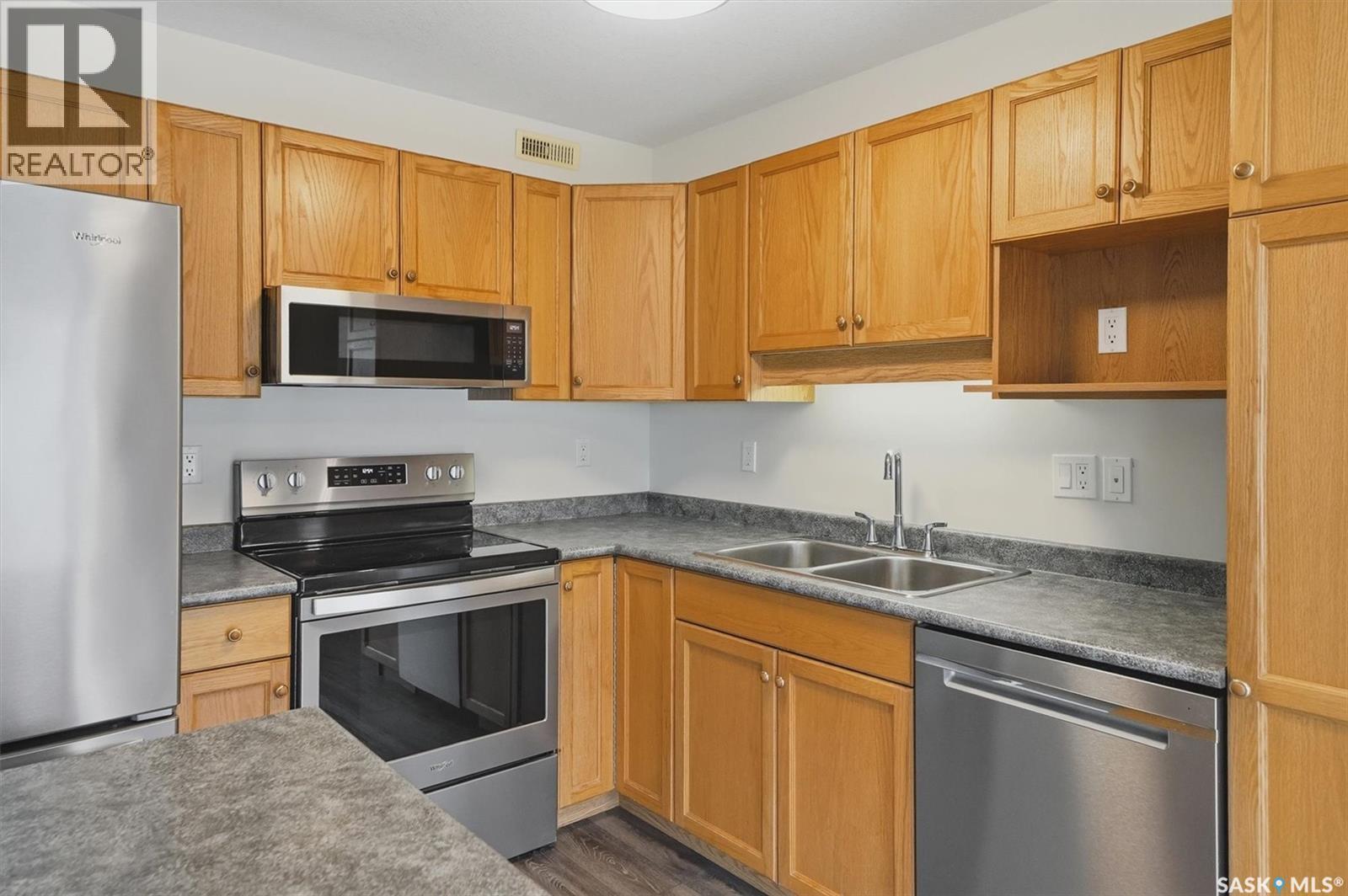 31 425 Bayfield Crescent, Saskatoon, SK - Indoor Photo Showing Kitchen With Stainless Steel Kitchen With Double Sink