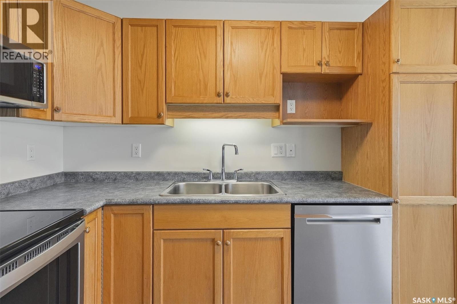 31 425 Bayfield Crescent, Saskatoon, SK - Indoor Photo Showing Kitchen With Double Sink