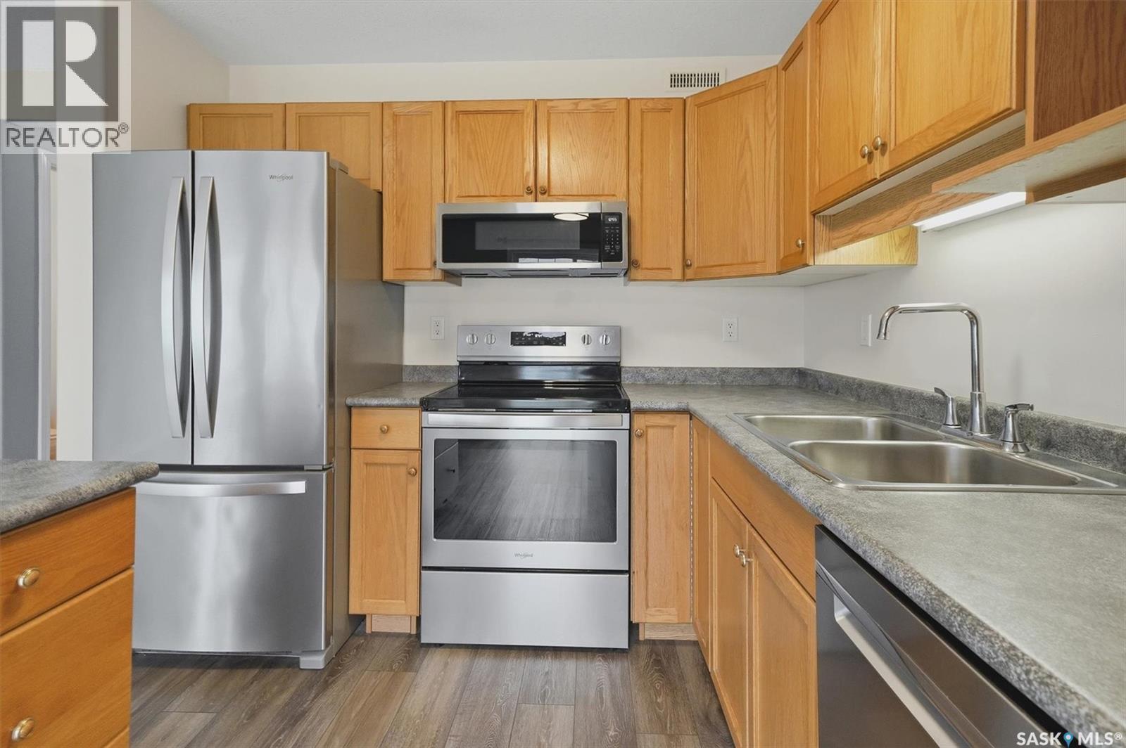 31 425 Bayfield Crescent, Saskatoon, SK - Indoor Photo Showing Kitchen With Stainless Steel Kitchen With Double Sink