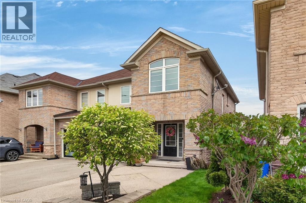 Stone and brick facade with an arched entrance - 4236 Prudham Avenue, Burlington, ON - Outdoor
