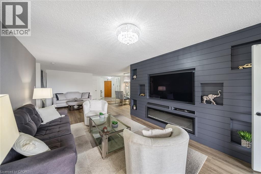 1237 North Shore Boulevard E Unit# 301, Burlington, ON - Indoor Photo Showing Living Room