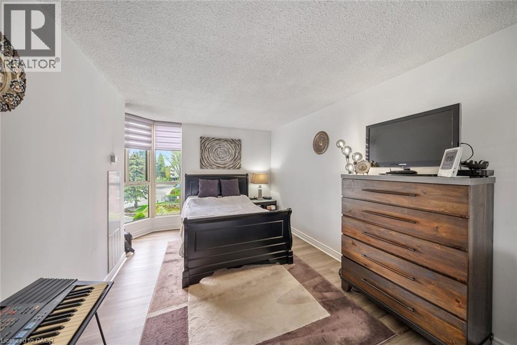1237 North Shore Boulevard E Unit# 301, Burlington, ON - Indoor Photo Showing Bedroom