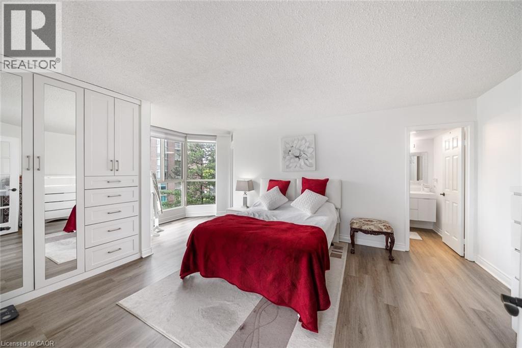 1237 North Shore Boulevard E Unit# 301, Burlington, ON - Indoor Photo Showing Bedroom