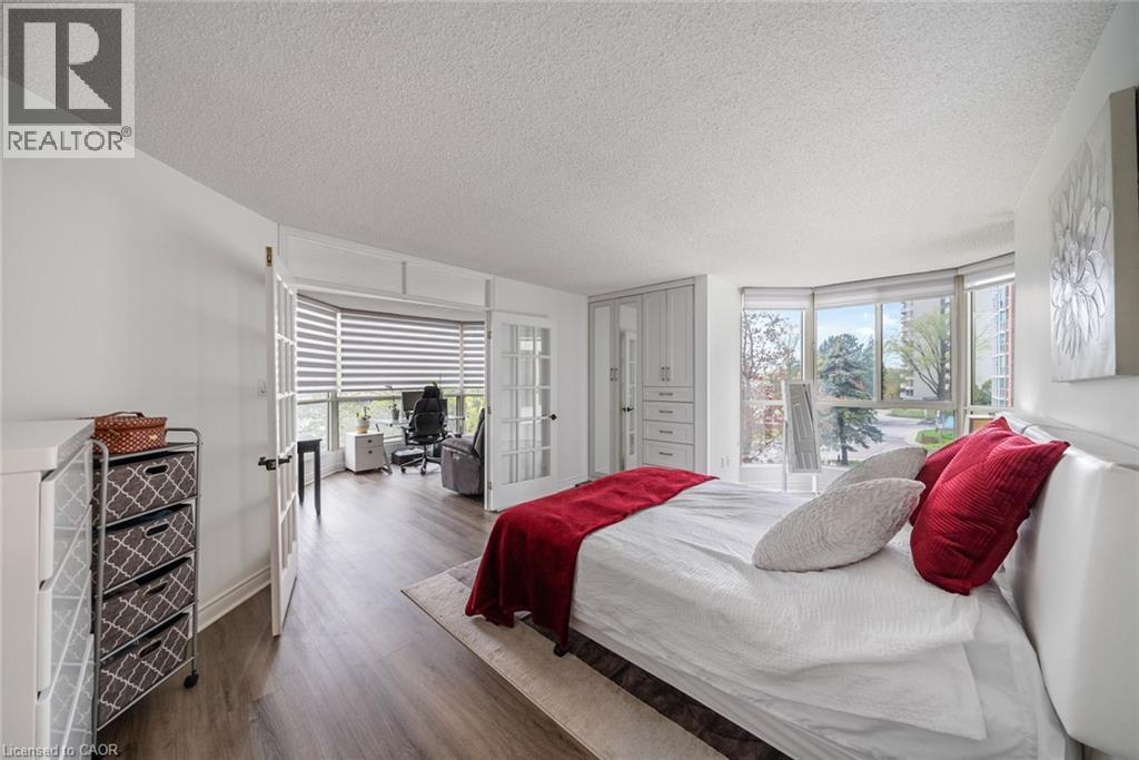 1237 North Shore Boulevard E Unit# 301, Burlington, ON - Indoor Photo Showing Bedroom