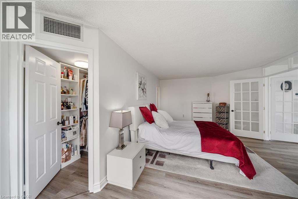 1237 North Shore Boulevard E Unit# 301, Burlington, ON - Indoor Photo Showing Bedroom