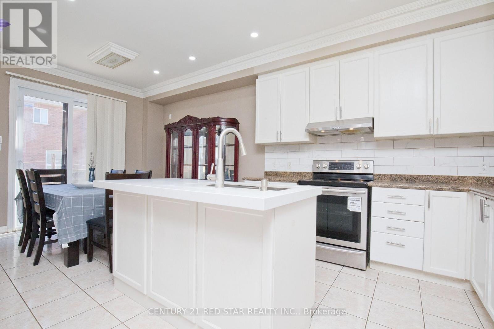 3 Okanagan Drive, Brampton, ON - Indoor Photo Showing Kitchen