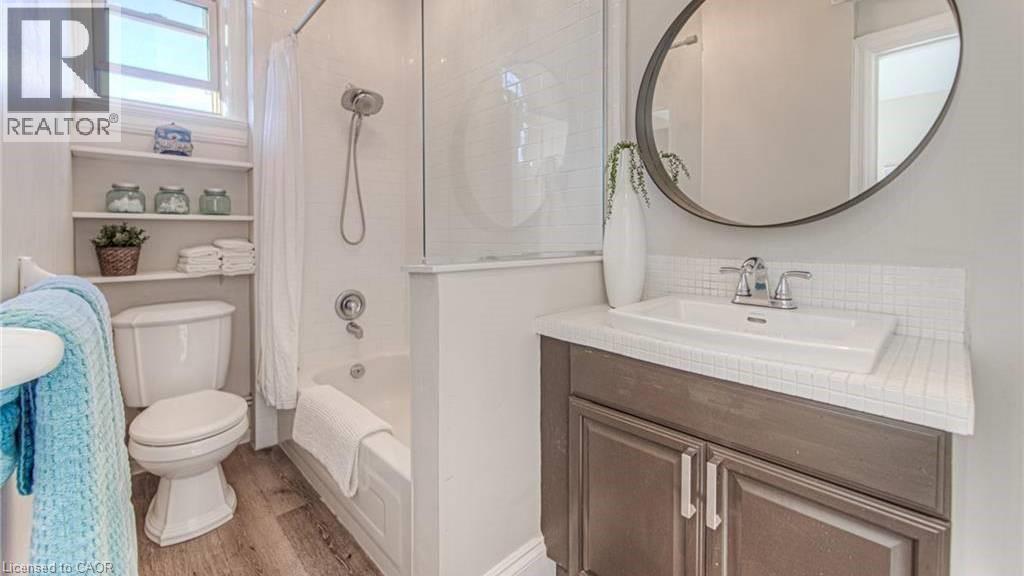 133 Markland Street, Hamilton, ON - Indoor Photo Showing Bathroom