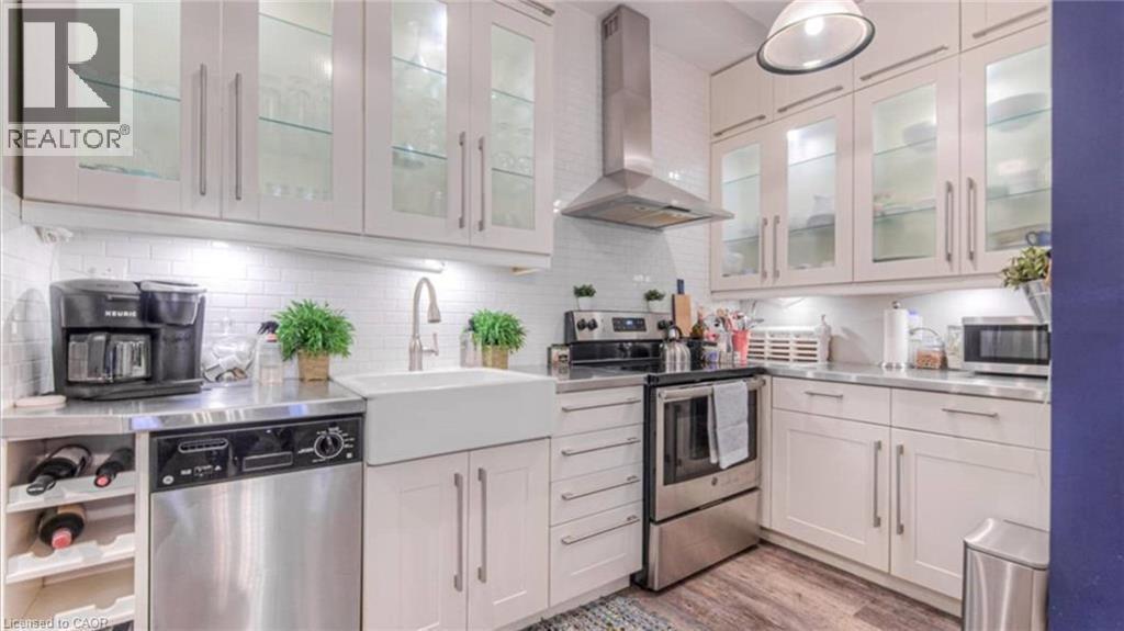 133 Markland Street, Hamilton, ON - Indoor Photo Showing Kitchen With Upgraded Kitchen