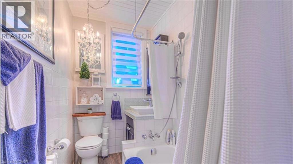 133 Markland Street, Hamilton, ON - Indoor Photo Showing Bathroom
