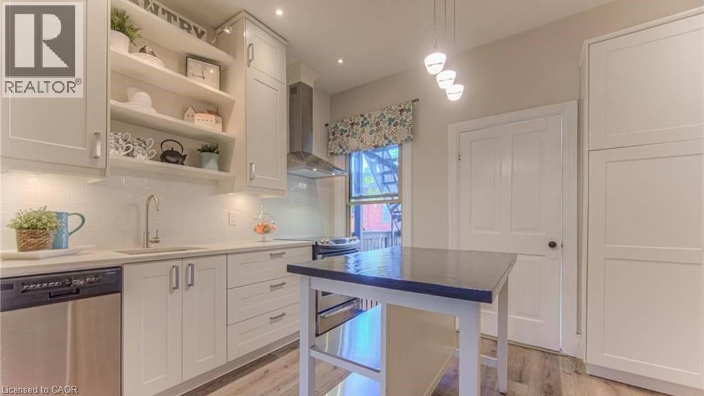 133 Markland Street, Hamilton, ON - Indoor Photo Showing Kitchen With Upgraded Kitchen